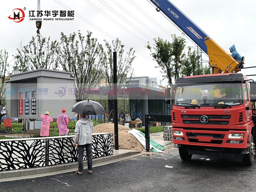 上海分类垃圾房小雨中吊装忙，准时完工